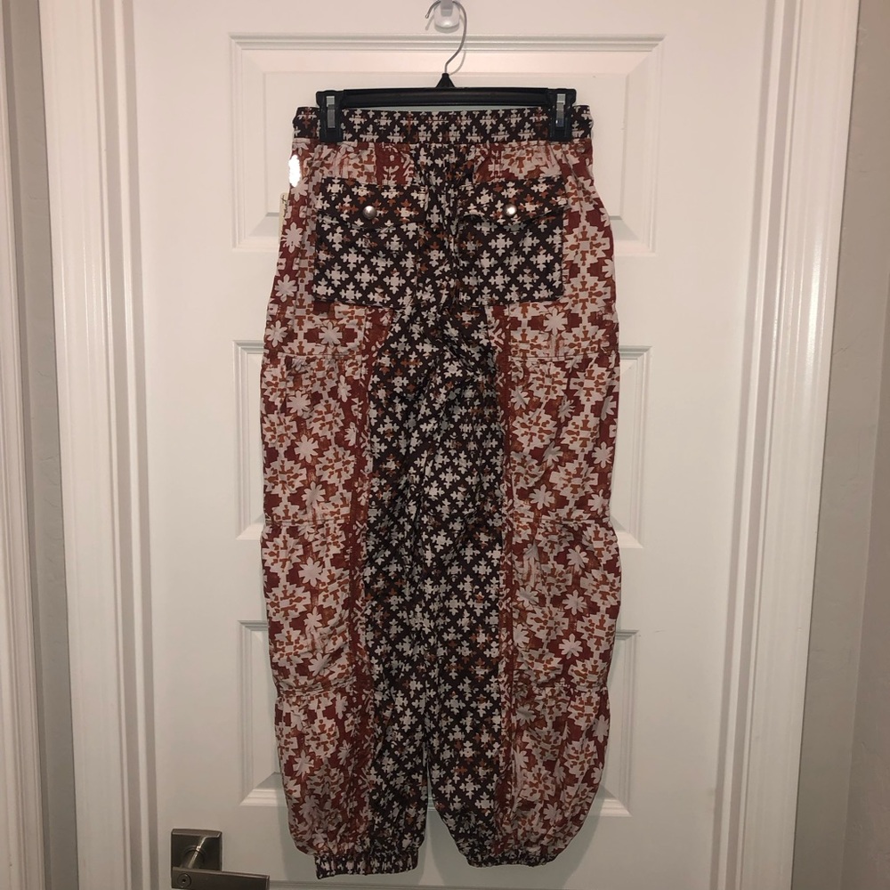 New Free People FP Movement Printed Set Me Free Swishy Barrel Pants sz XS - Picture 8 of 8